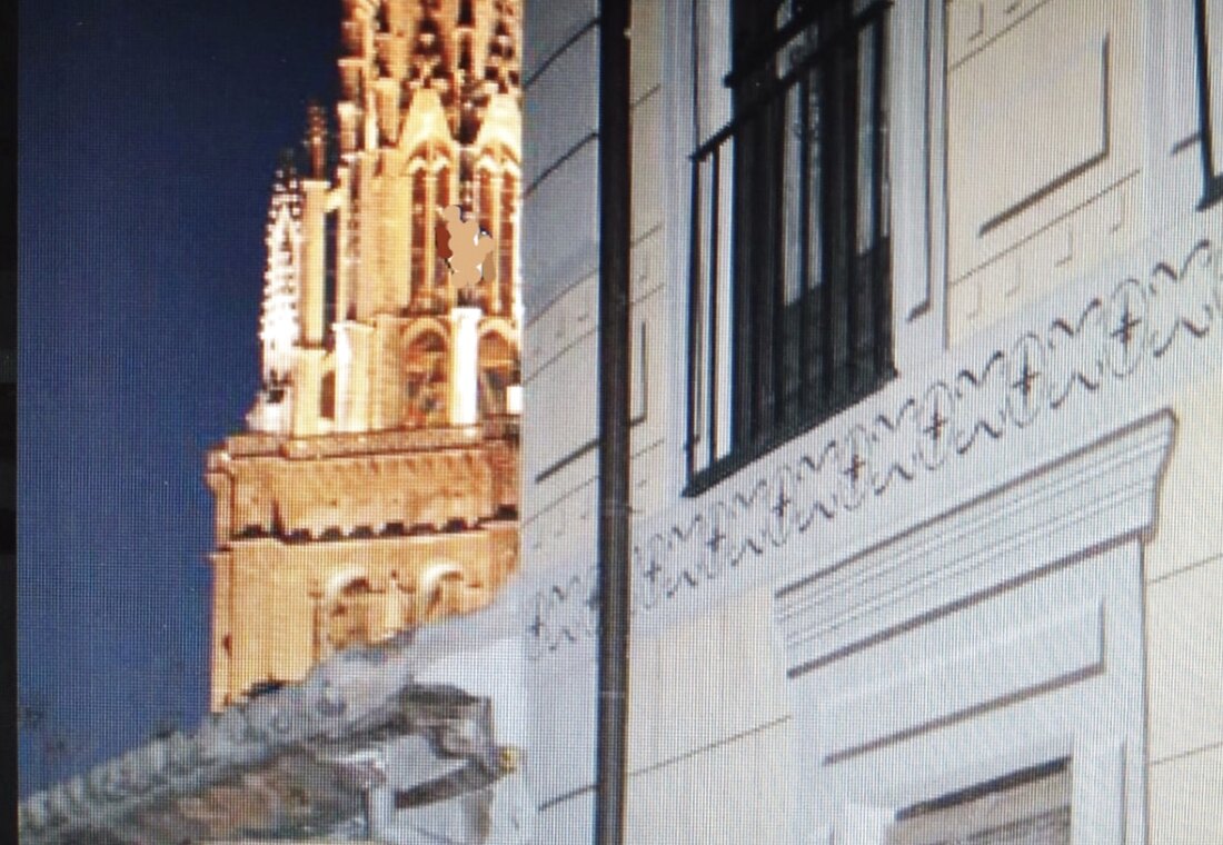 Balcón con vistas a la torre de la Catedral